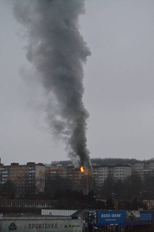 Požár bytu v ulici Jana Kubelíka v Mostě v úterý 22. listopadu. 