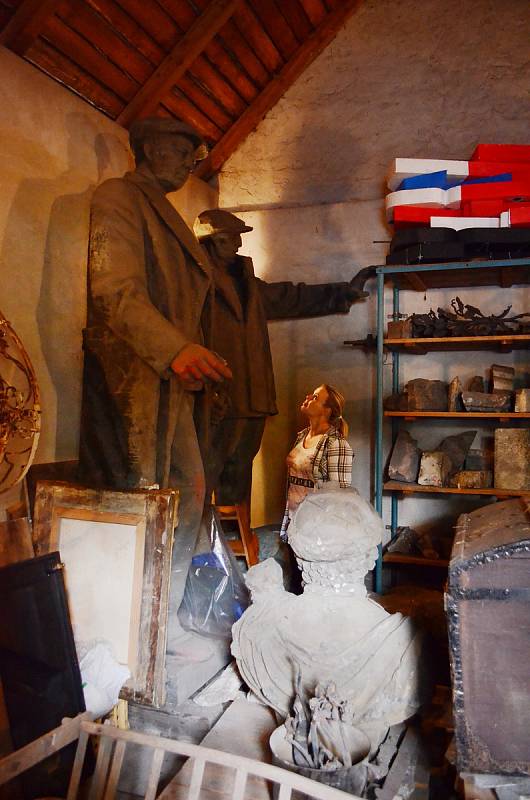 Mostecká socha Klementa Gottwalda, prvního komunistického prezidenta, je od roku 1990 v depozitáři Oblastního muzea v Mostě. Gottwald stojí vedle milicionáře, který stál u kina Zahražany a v roce 1990 byl také svržen a odvezen do muzea. Během sametové rev
