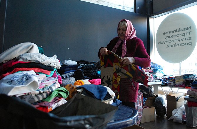 Sbírka materiální pomoci v mosteckém Centralu, kam si chodí uprchlíci z Ukrajiny pro věci. Čtvrtek 3. února 2022 v 17 hodin