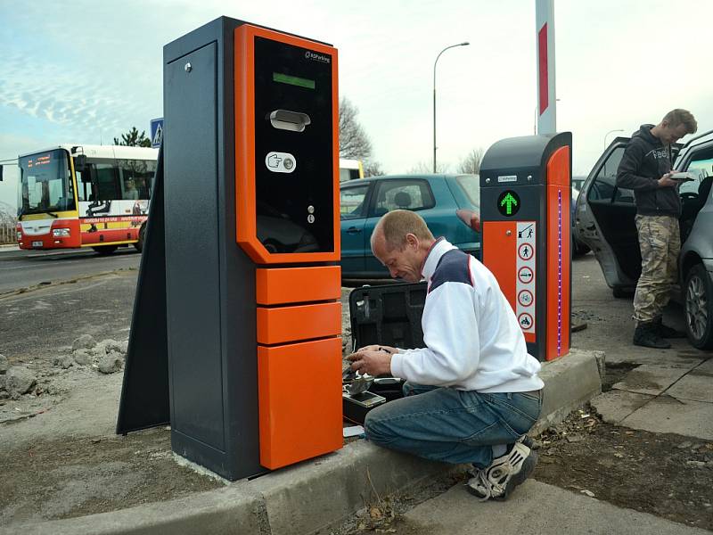 Mostecká nemocnice zavádí placené parkování. Systém je zatím ve zkušebním provozu.