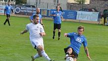 Dobroměřický Ondrej Matyáš se snaží překonat brankáře Ervěnic Petra Červenku. Dobroměřice vyhrály 4:1.