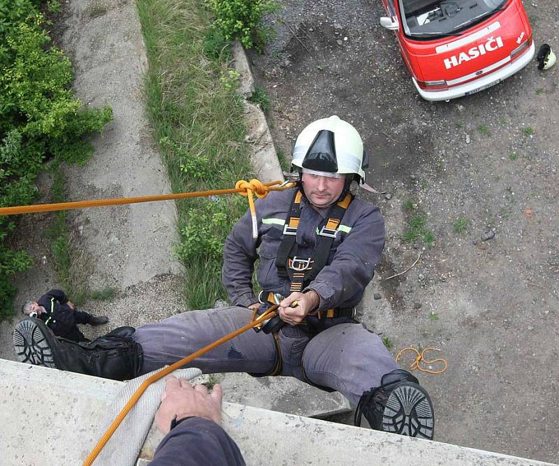 Dobrovolní hasiči zObrnic zkoušejí novou lezeckou výbavu na mostě