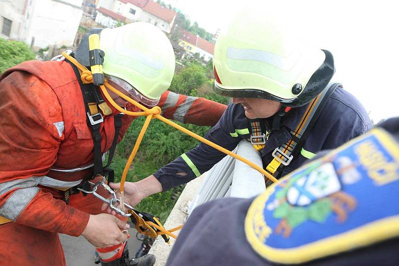 Dobrovolní hasiči zObrnic zkoušejí novou lezeckou výbavu na mostě