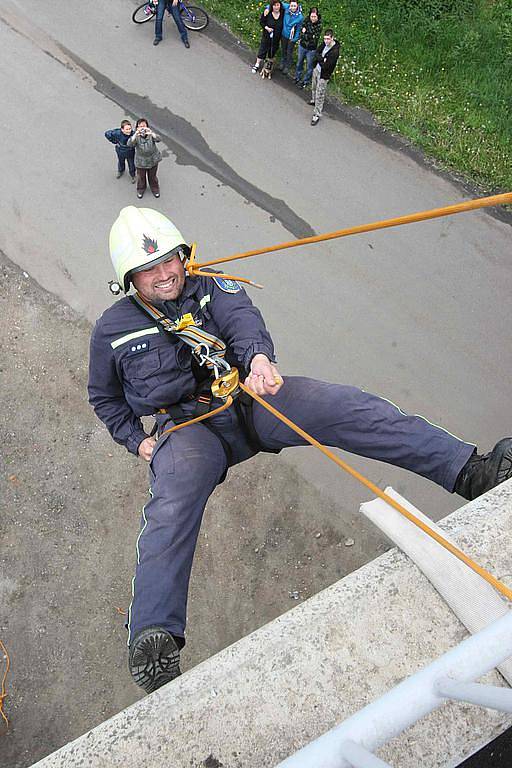 Dobrovolní hasiči zObrnic zkoušejí novou lezeckou výbavu na mostě