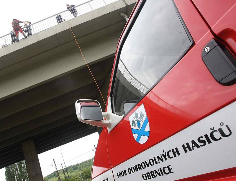 Dobrovolní hasiči zObrnic zkoušejí novou lezeckou výbavu na mostě