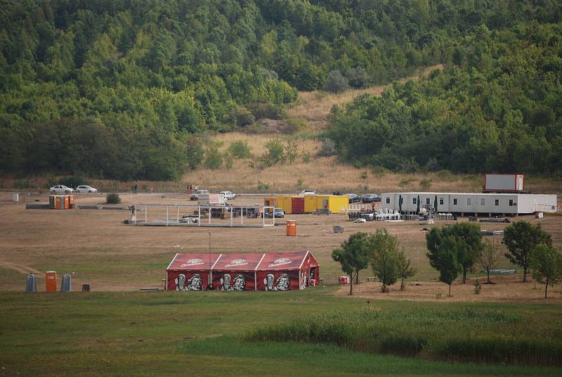 Pondělní úklid po akci The Most Fest u jezera Most