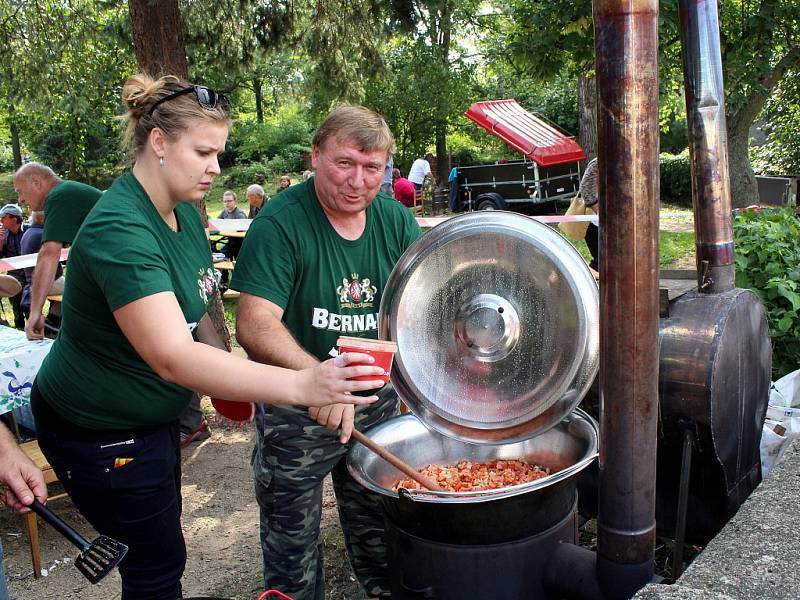 Členové družstva Chudeřínské bandasky. To obsadilo druhé místo.