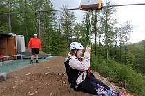 Ve Sport areálu Klíny v Krušných horách na Mostecku zprovoznili lanový skluz (zipline) přes Šumenské údolí.