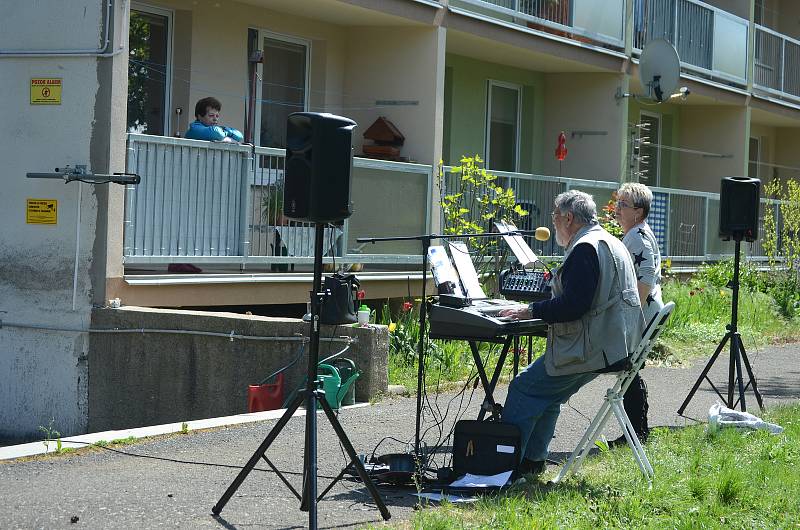 Hudební skupina Silver duo hrála a zpívala na zahradě Penzionu pro seniory v ulici Albrechtická v Mostě.
