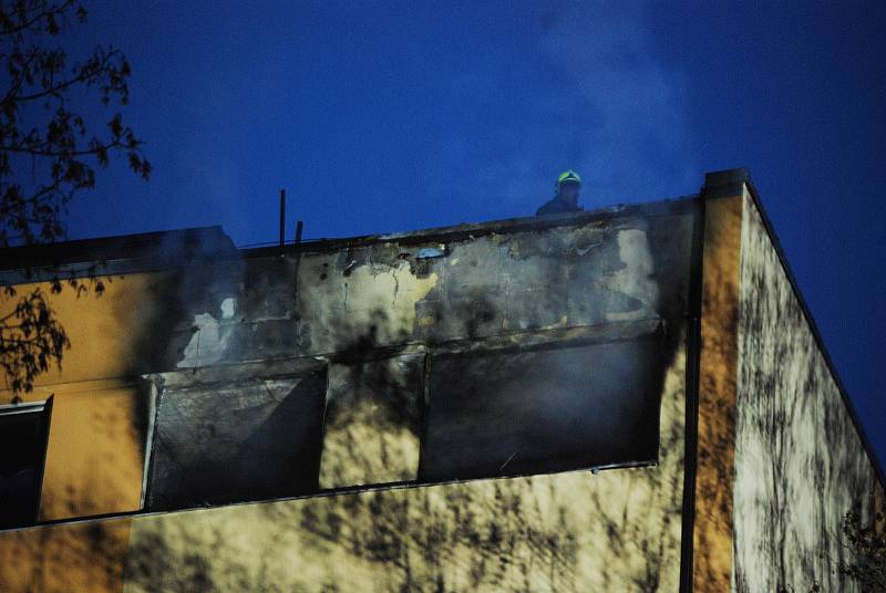 Požár bytu v ulici Jana Kubelíka v Mostě v úterý 22. listopadu.