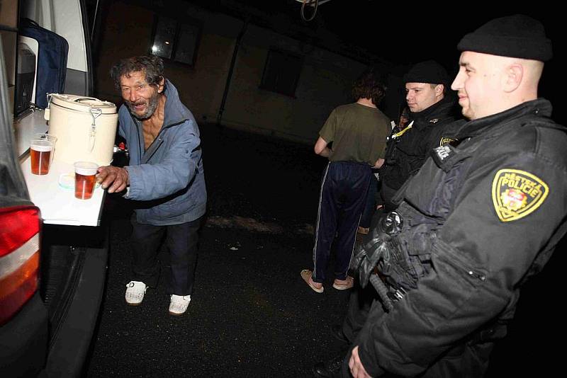 Strážníci přivážejí bezdomovcům v těchto dnech horký čaj, cukroví i dárky