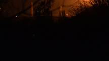 Obří plamen září do noci z hořáku chemičky Unipetrol v Záluží