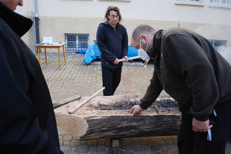 Výroba repliky pravěkého člunu, takzvaného monoxylu, v mosteckém muzeu