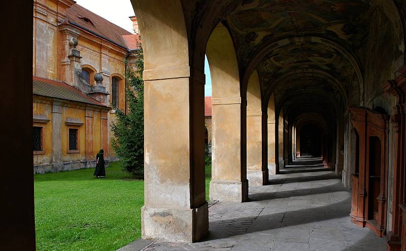 Farní a poutní kostel Panny Marie Bolestné v Mariánských Radčicích je obklopen ambitem s kaplemi a nástropními malbami.