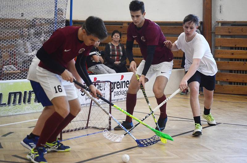 Vánoční charitní florbalový turnaj v tělocvičně mosteckého gymnázia.