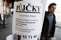 Nabídka půjček na ulici.