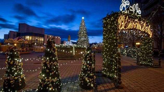 V pátek začínají v Mostě Vánoční trhy. V neděli se rozsvítí vánoční strom.