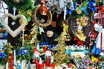DNES NAPOSLEDY. Marie Aichingerová a její království na Vánočních trzích na 1. náměstí  v Mostě. Trhovkyně si část zboží vyrábí sama.