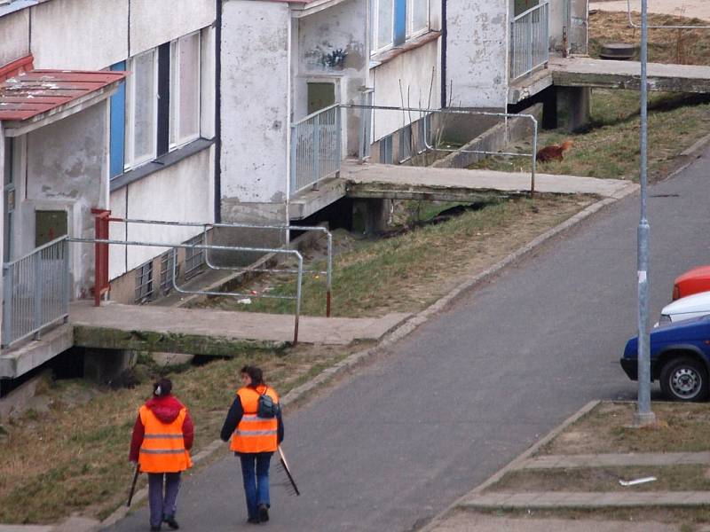 Úklidové čety se v Janově snaží udržet pořádek.