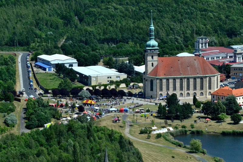 Pohled na oslavu z vrchu Hněvín. 