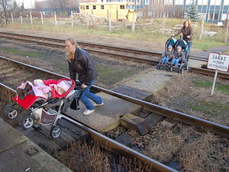 Podchod do Rudolic je v děsném stavu. Lidé raději chodí po kolejích.