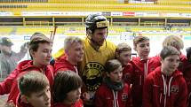 Po tréninku se Radek Duda fotil s malými hokejisty s Hradce Králové, kteří mají v Litvínově turnaj.