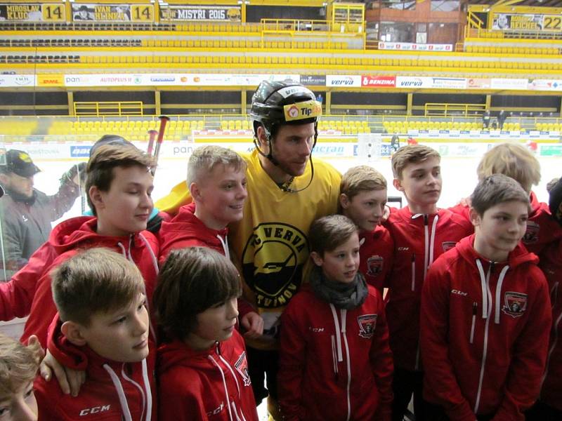 Po tréninku se Radek Duda fotil s malými hokejisty s Hradce Králové, kteří mají v Litvínově turnaj.