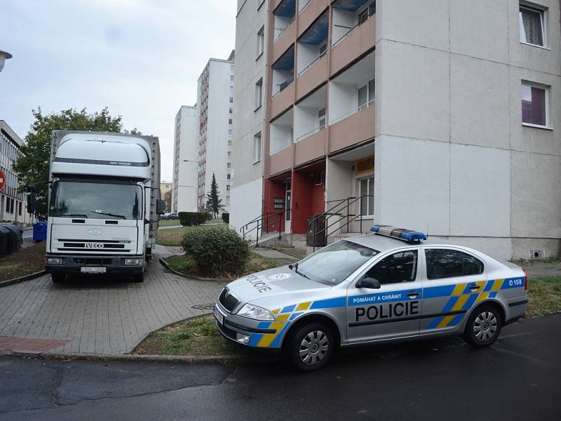 Ulice M. G. Dobnera v Mostě s věžákem, kde někdo přepadl 40letou ženu, oběť šikany.