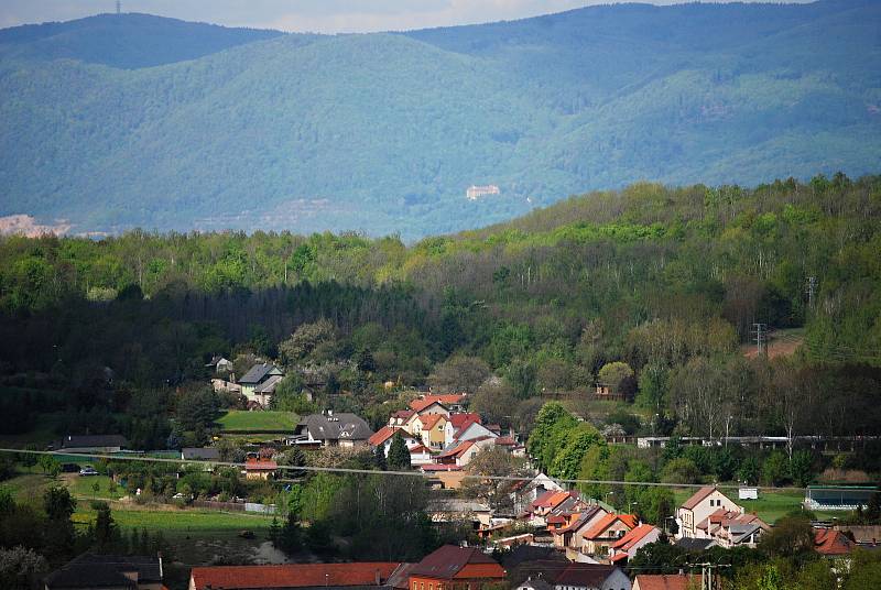 Obec Braňany, v pozadí Krušné hory se zámkem Jezeří.