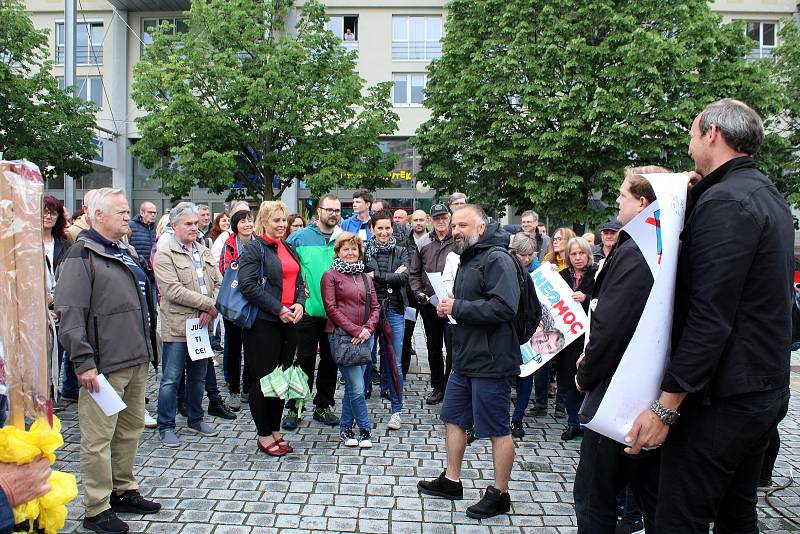 Na 150 odpůrců Andreje Babiše se v úterý zúčastnilo demonstrace v Mostě na 1. náměstí, kde vyjádřili podporu celostátní kampani Milion chvilek pro demokracii. Transparenty a proslovy kritizovali předsedu vlády, který se podle nich chová jako monarcha.