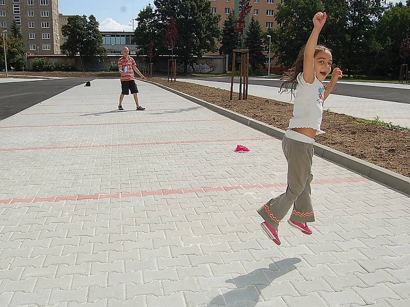 Šestiletá Natálka se neraduje z parkoviště, ale z toho, že správně přihrála tatínkovi létající talíř. Sportují na téměř dokončené ploše pro stovku aut v mostecké ulici Pionýrů, kde bylo staré školní hřiště. 