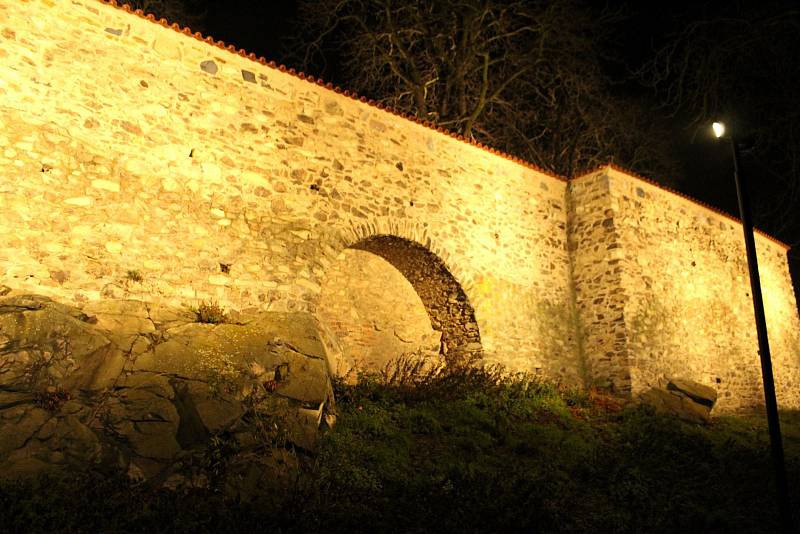 Nově nasvícený mostecký hrad Hněvín se tváří tajemně