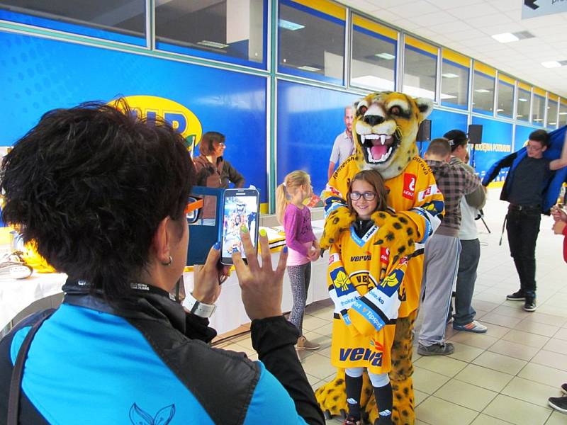 Na akci nechyběl ani maskot litvínovského hokejového klubu Vervák.