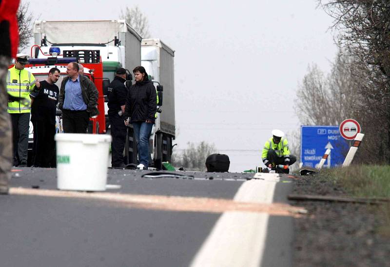 Motorkář střet s luxuním vozem nepřežil