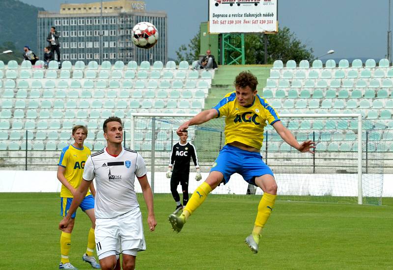 Zápas FK Baník Most-Souš (v bílém) versus Teplice U19.