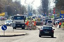 V ulici ČSA v Mostě pokračuje oprava rušné silnice mezi okružními křižovatkami u Luny a gymnázia