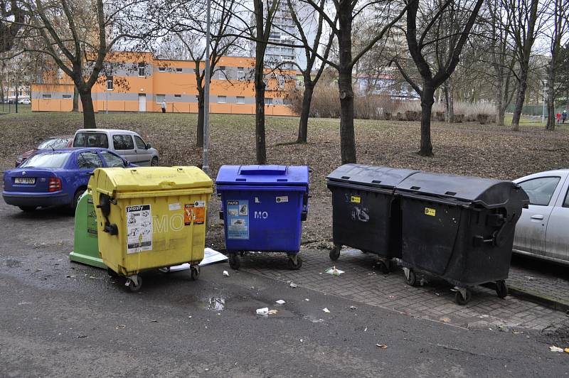 Popelnice bez přístřešků v Mostě vypadají hrozně, jako pěst na oko