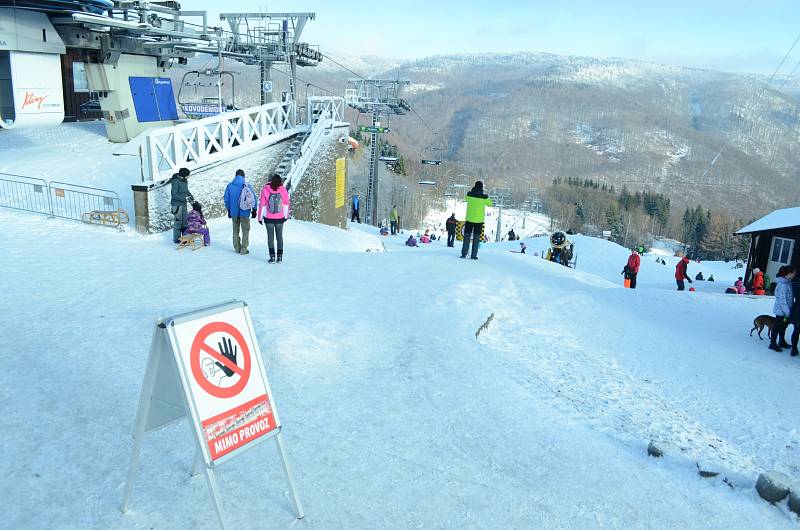 Sjezdovku na Klínech v Krušných horách ve středu 30. prosince opět využili rekreanti z různých regionů