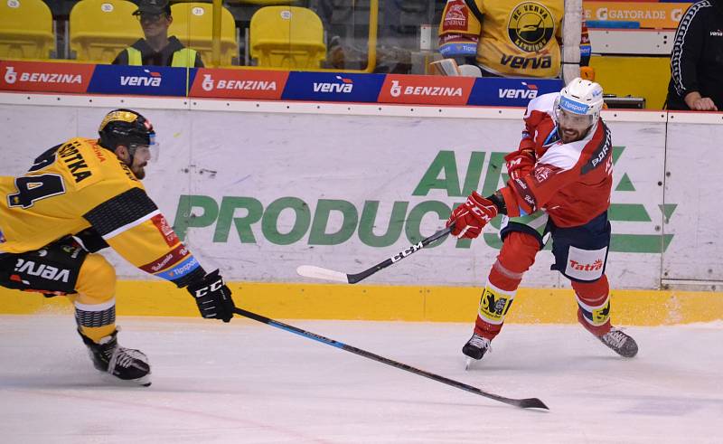 Třetí kolo hokejové extraligy mezi domácím Litvínovem a Pardubicemi.