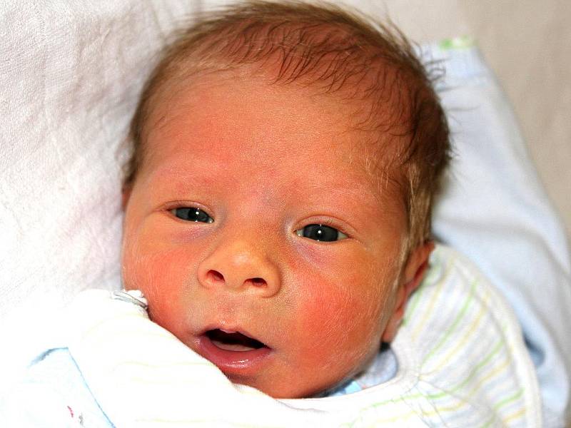 Maminka Lenka Nešporová z Mostu porodila 22. ledna v 10.15 hodin syna Petra. Měřil 46 centimetrů a vážil 2,38 kilogramu.