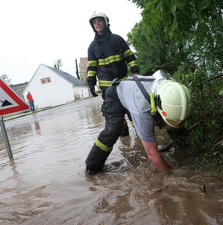 Průtrž mračen v Braňanech zaměstnala hasiče