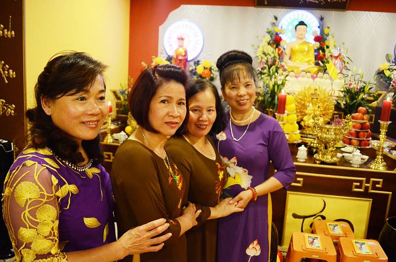 Vietnamci z celého Ústeckého kraje přijeli do buddhistického kulturního centra Pagoda v Mostě na slavnost Vu Lan.