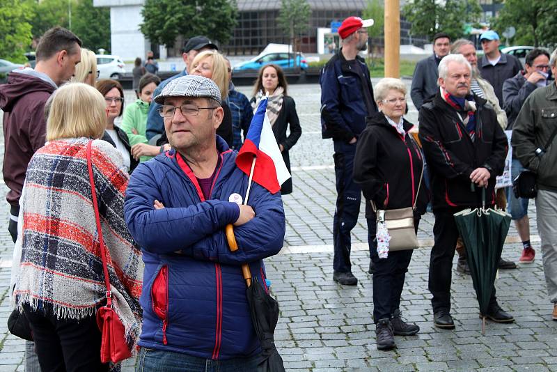 Na 150 odpůrců Andreje Babiše se v úterý zúčastnilo demonstrace v Mostě na 1. náměstí, kde vyjádřili podporu celostátní kampani Milion chvilek pro demokracii. Transparenty a proslovy kritizovali předsedu vlády, který se podle nich chová jako monarcha a mě