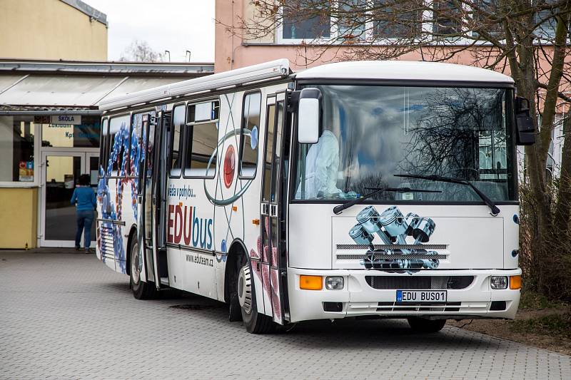 Nadace Unipetrol společně se sdružením Eduteam, který provozuje unikátní výukový autobus s názvem EDUbus, zahájilo měsíční chemickou roadshow