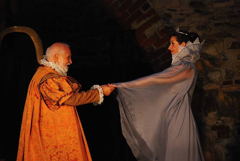 Premiéra výpravné inscenace Golem v romantickém prostředí mosteckého hradu večer v pátek 17. září.
