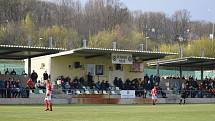 Městské derby mezi Souší (v červeném) a Mosteckým fotbalovým klubem ovládla Souš těsně 2:1.