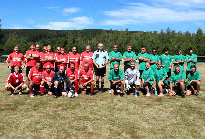 Fotbalové utkání mezi krušnohorskými jedenáctkami zažila v sobotu obec Brandov. Na zdejším hřišti se odehrálo Sportovní a kulturní odpoledne. V hlavní roli byl fotbal a utkání mezi domácím Brandovem a nedalekou Novou Vsí v Horách. Týmy vedli jako kapitáni