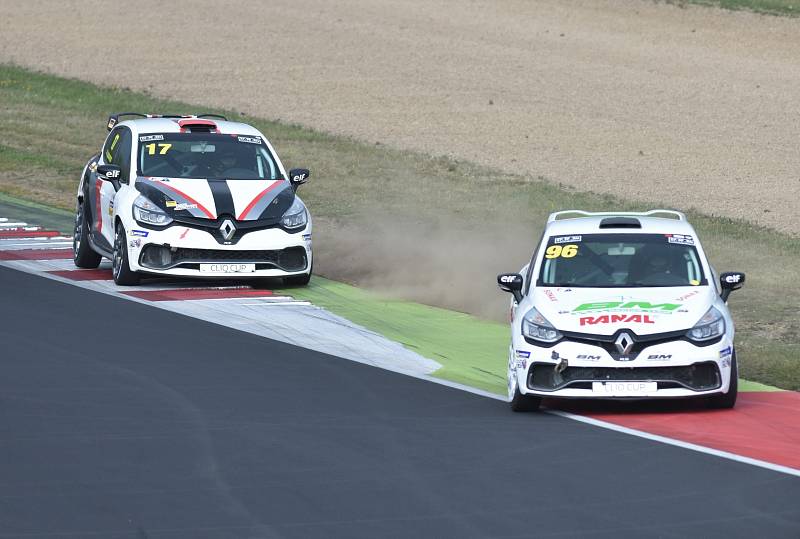 Nedělní deštivé závody na mosteckém autodromu.