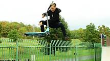 Skatepark v mosteckém parku Šibeník v neděli odpoledne ožil.