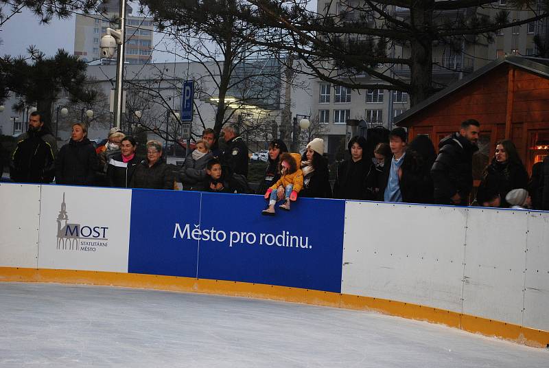 Venkovní kluziště v Radničním parku v Mostě.